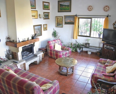 photo maison Los Mastranzos salon donnant sur la cheminée