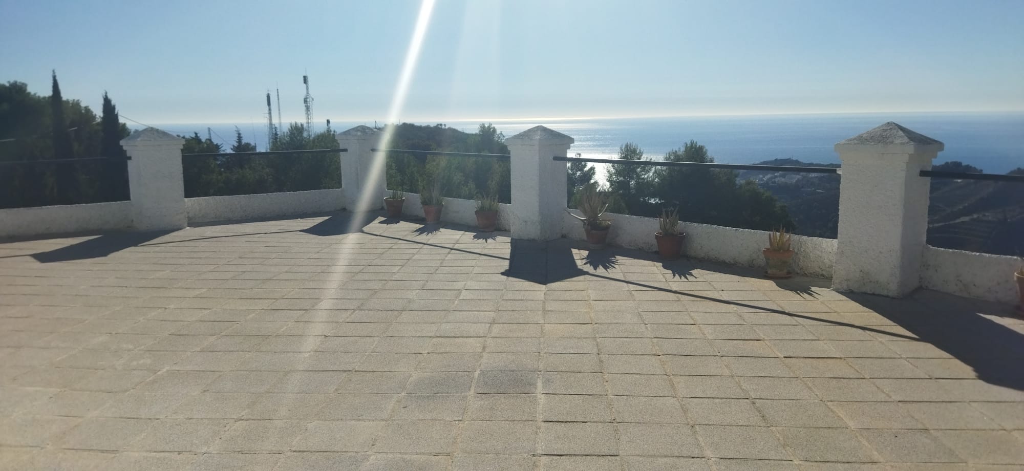 foto casa rural Los Mastranzos terraza superior al lado de la torre
