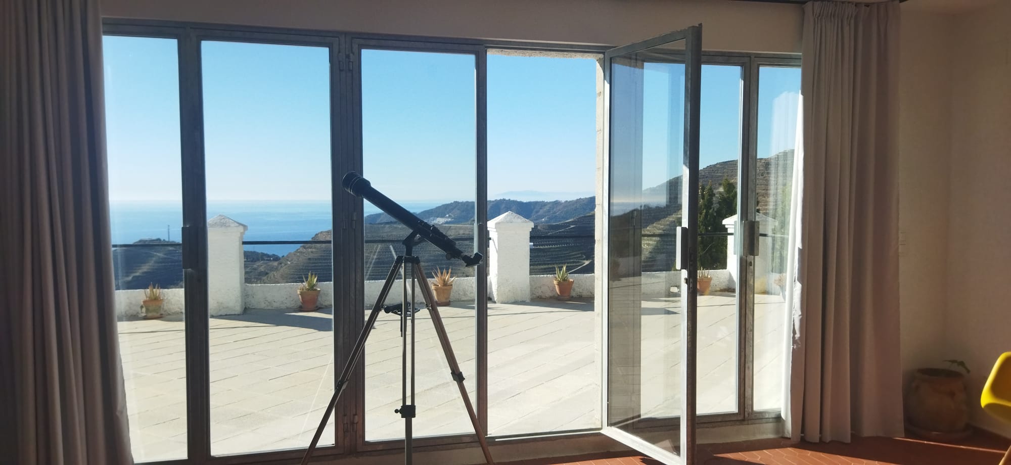 foto casa rural Los Mastranzos salida a terraza al lado de la torre